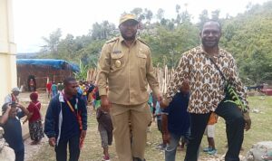 Wakil Bupati Pegubin Kris Bakweng Uropmabin, ST saat disambut di halaman Gereja GIDI Sion Pegunungan Bintang.